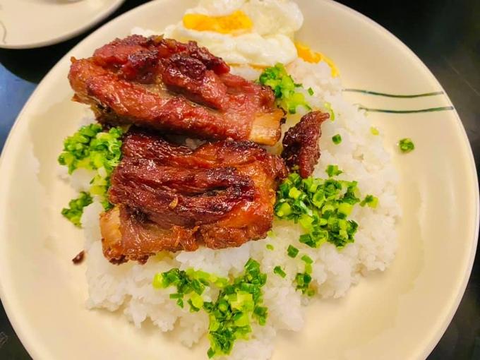 Công Vinh khen nức nở cơm tấm sườn Thủy Tiên nấu-2