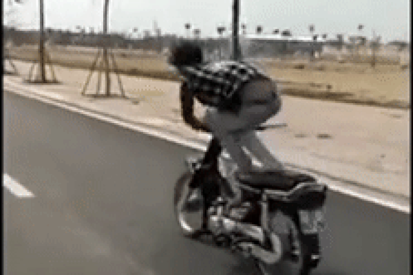 Clip: Thanh niên 'diễn xiếc' trên xe máy, tạo dáng 'búng tim' rồi ngã nhào đau đớn