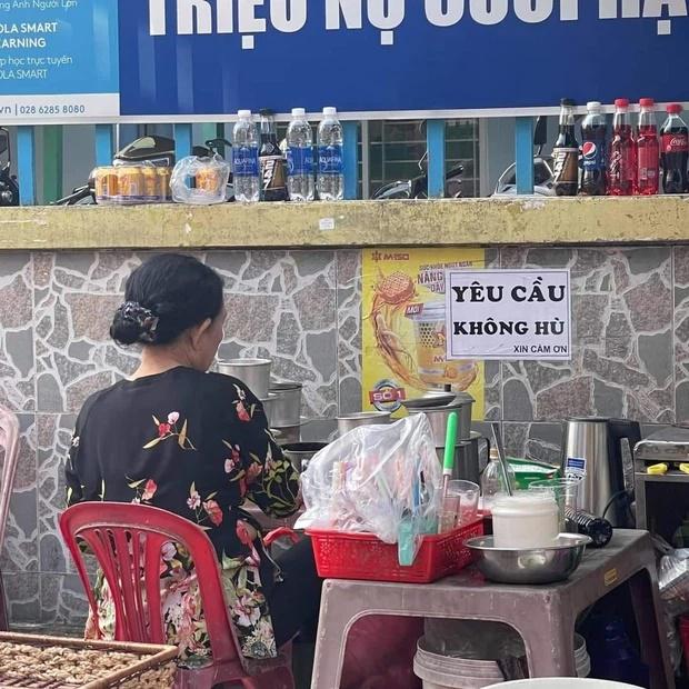 Bán hàng nước nhưng lại hay quay mặt vào tường, bà chủ dán tờ lưu ý khiến ai cũng phì cười-1