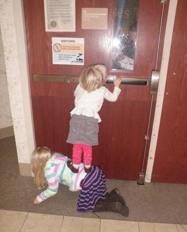 Biểu cảm đang yên đang lành lại làm anh chị của nhóc tỳ khi lần đầu gặp em mới sinh-1