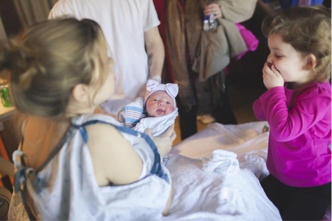 Biểu cảm đang yên đang lành lại làm anh chị của nhóc tỳ khi lần đầu gặp em mới sinh-3