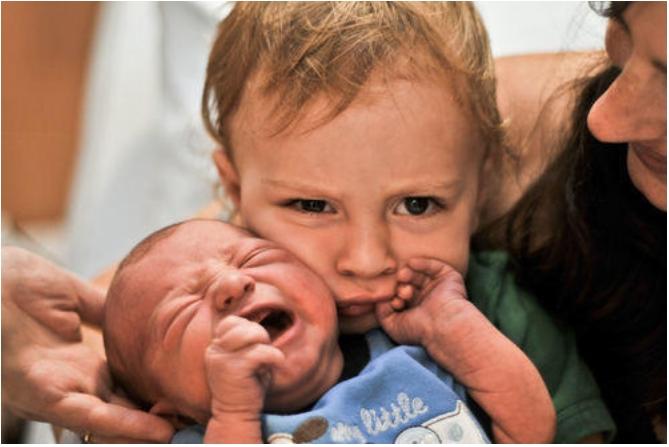 Biểu cảm đang yên đang lành lại làm anh chị của nhóc tỳ khi lần đầu gặp em mới sinh-4