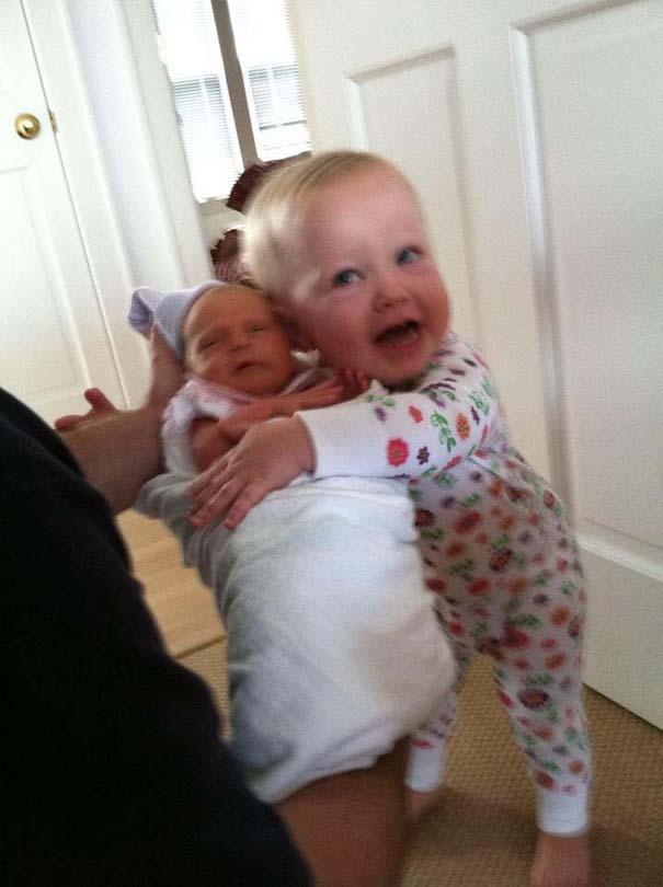 Biểu cảm đang yên đang lành lại làm anh chị của nhóc tỳ khi lần đầu gặp em mới sinh-5