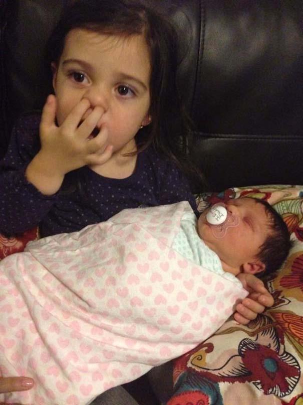 Biểu cảm đang yên đang lành lại làm anh chị của nhóc tỳ khi lần đầu gặp em mới sinh-6