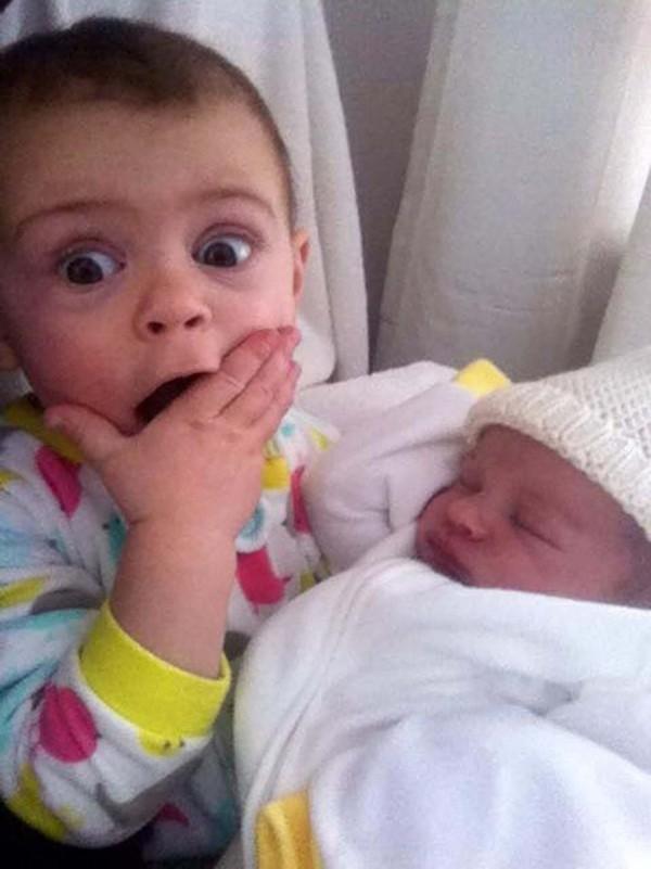 Biểu cảm đang yên đang lành lại làm anh chị của nhóc tỳ khi lần đầu gặp em mới sinh-10