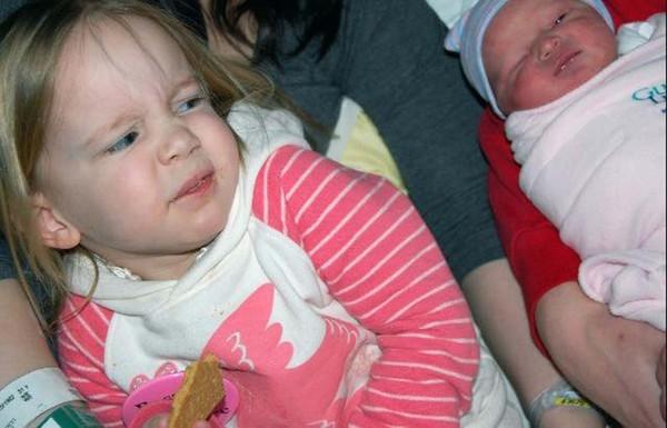 Biểu cảm đang yên đang lành lại làm anh chị của nhóc tỳ khi lần đầu gặp em mới sinh-7