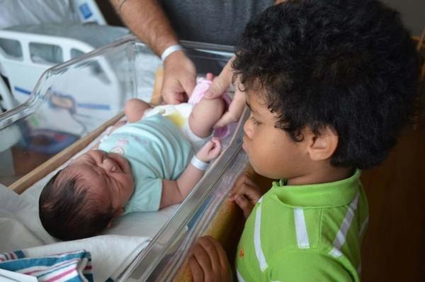 Biểu cảm đang yên đang lành lại làm anh chị của nhóc tỳ khi lần đầu gặp em mới sinh-8