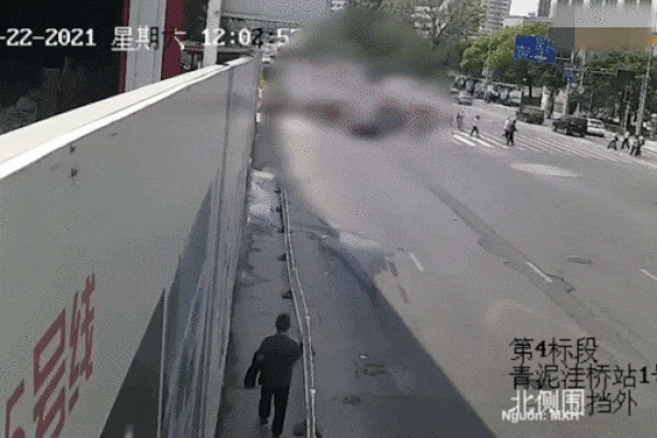 Kinh hãi: Người đàn ông chặn đầu container, tự lao vào gầm xe 2 lần liên tiếp-1