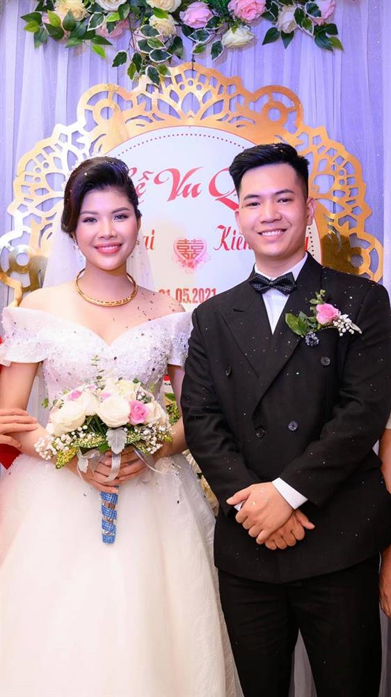 Chú rể số nhọ, cưới 3 ngày phải đi cách ly tập trung, vợ cách ly tại nhà vì COVID-19-1