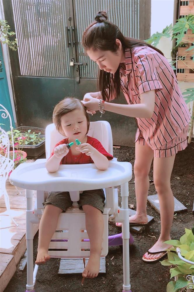 Quý tử nhà Elly Trần học online mùa dịch: Gây choáng vì trổ mã như soái ca-7