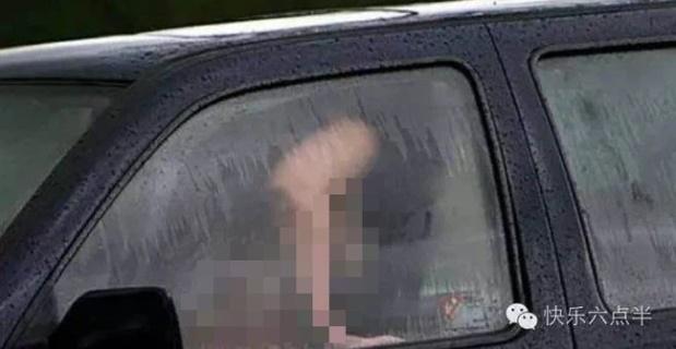 Cặp đôi đang hú hí trên xe thì bị hai gã lạ mặt chụp ảnh tống tiền-1