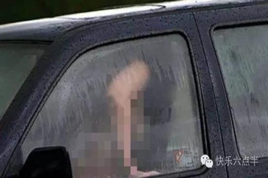 Cặp đôi đang hú hí trên xe thì bị hai gã lạ mặt chụp ảnh tống tiền