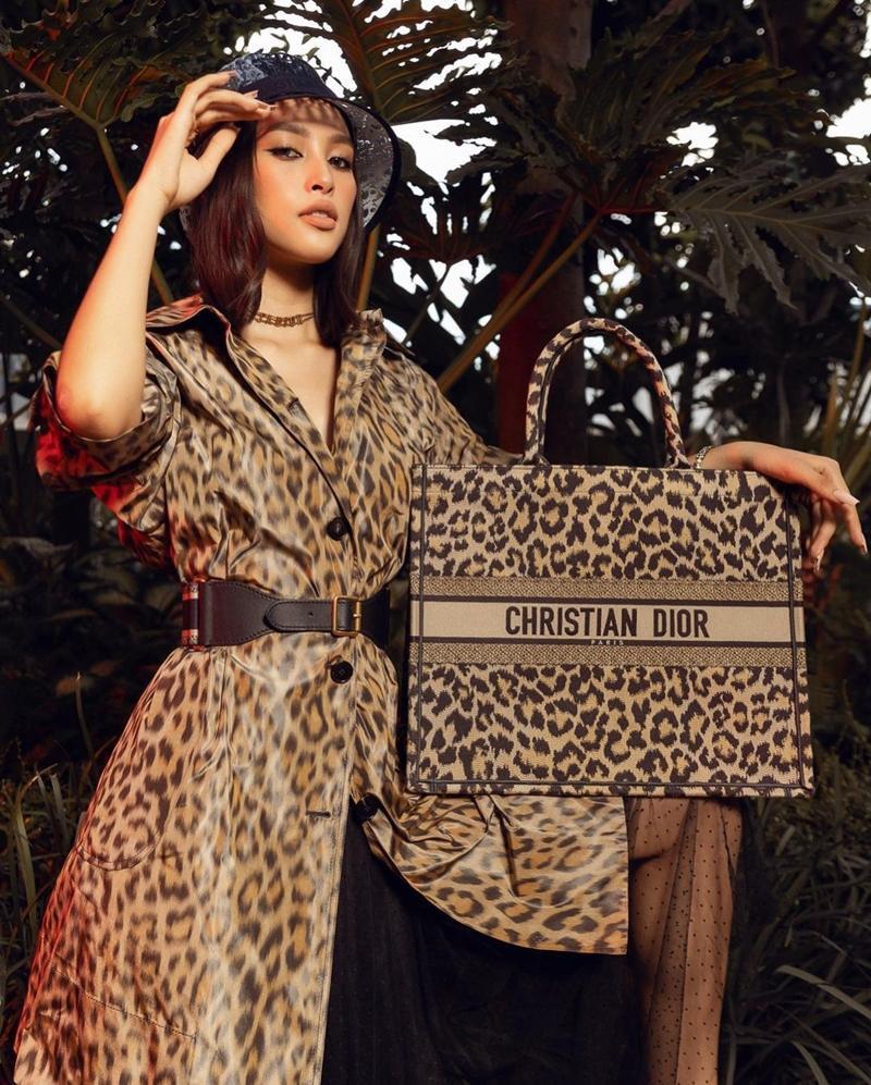 Cùng chọn đồ da báo Dior, Hoa hậu Tiểu Vy và Jisoo BLACKPINK ai mặc chất hơn?-5