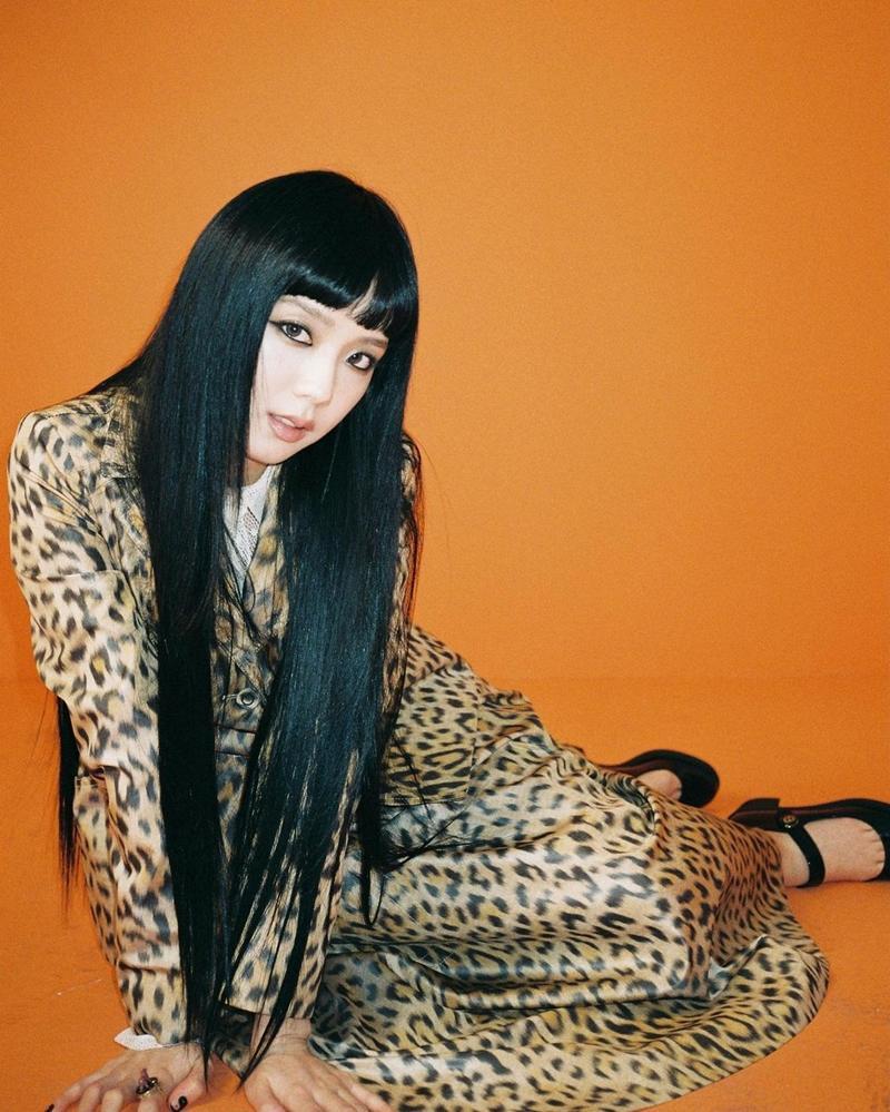 Cùng chọn đồ da báo Dior, Hoa hậu Tiểu Vy và Jisoo BLACKPINK ai mặc chất hơn?-6