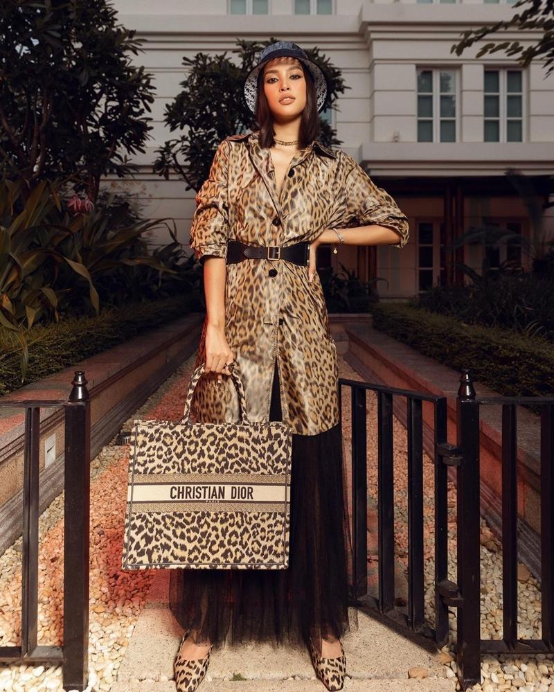 Cùng chọn đồ da báo Dior, Hoa hậu Tiểu Vy và Jisoo BLACKPINK ai mặc chất hơn?-7