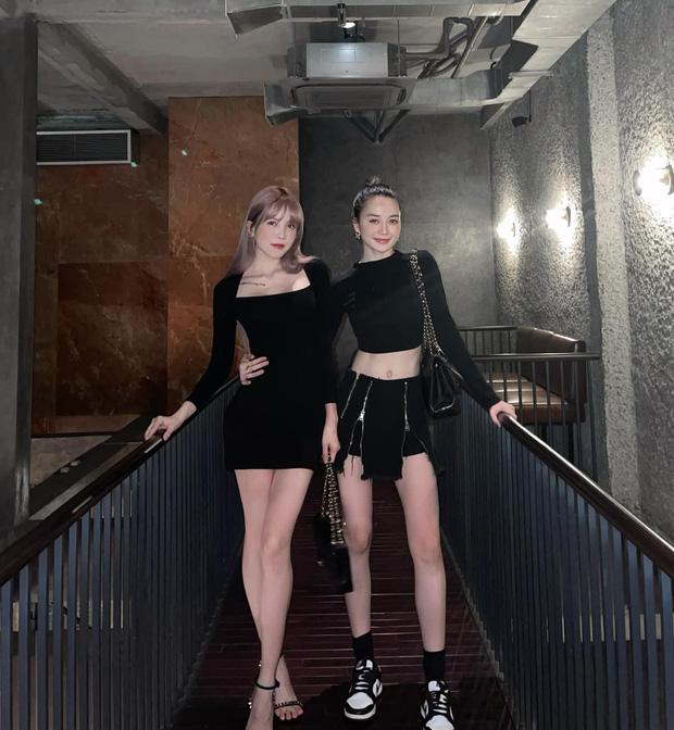 Chị em Thiều Bảo Trâm - Bảo Trang đi chơi mà như khoe body mlem trá hình-1