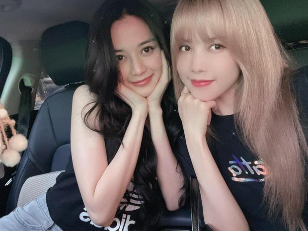 Chị em Thiều Bảo Trâm - Bảo Trang đi chơi mà như khoe body mlem trá hình-3