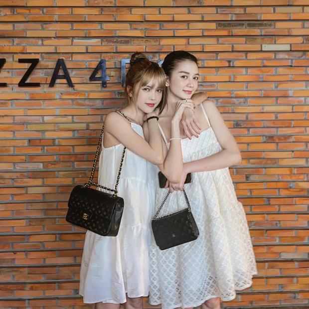 Chị em Thiều Bảo Trâm - Bảo Trang đi chơi mà như khoe body mlem trá hình-4