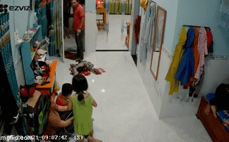 Clip: 2 người đàn ông tát tới tấp 1 phụ nữ, lôi xềnh xệch mặc 2 đứa trẻ van xin-1