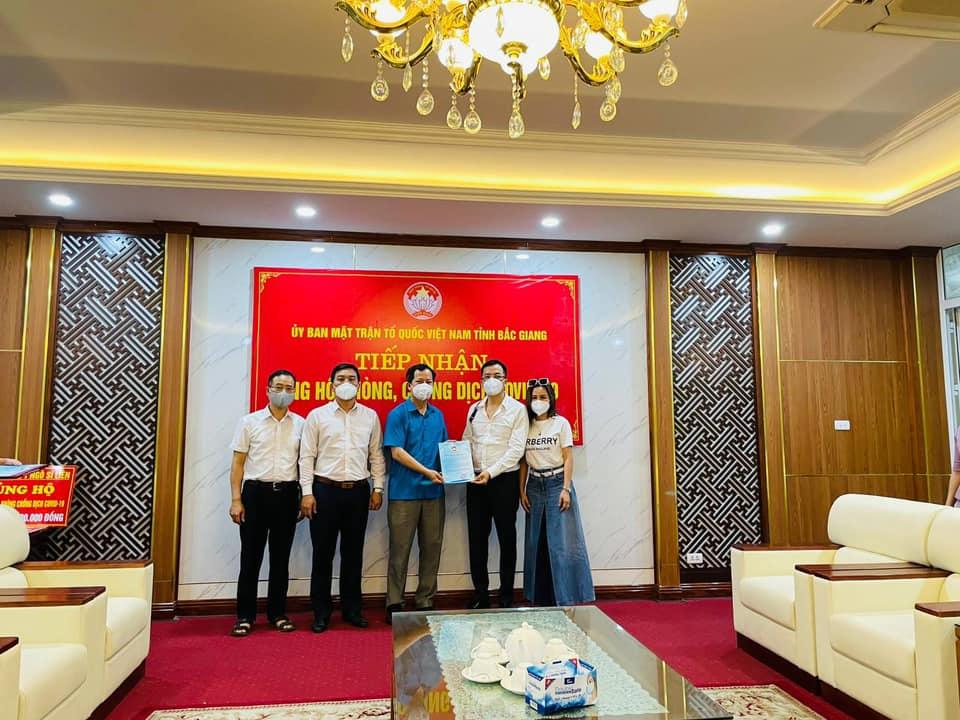 Phản ứng của Đàm Vĩnh Hưng khi bị nhắc viết tên từ thiện kiểu gì?-2