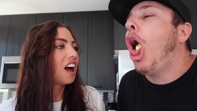 Phản ứng chết cười của những người lần đầu nếm thử sầu riêng-4