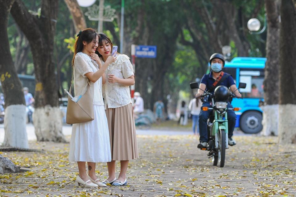 Đường phố Hà Nội 12h trưa vắng lặng như mùng 1 Tết-3