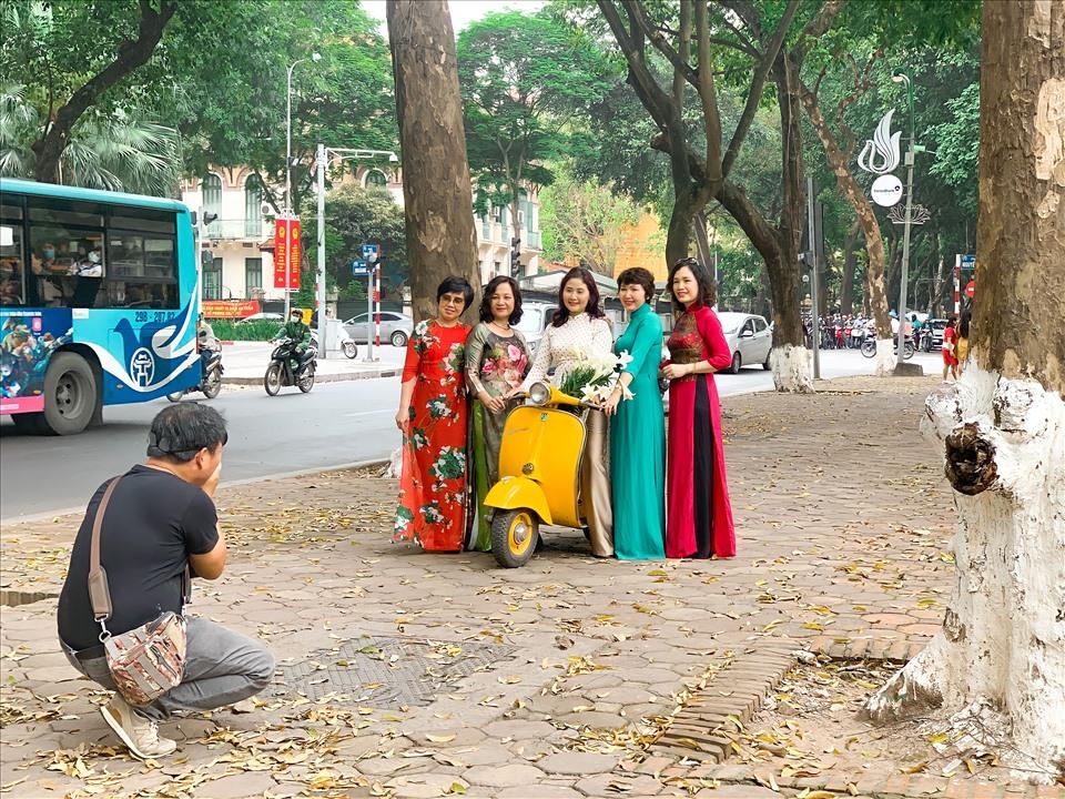 Đường phố Hà Nội 12h trưa vắng lặng như mùng 1 Tết-4