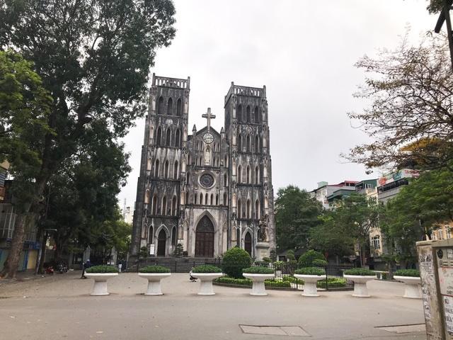 Đường phố Hà Nội 12h trưa vắng lặng như mùng 1 Tết-11