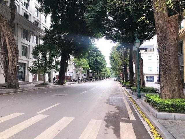 Đường phố Hà Nội 12h trưa vắng lặng như mùng 1 Tết-12