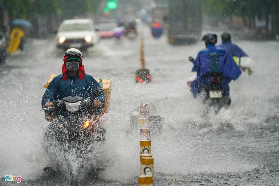 Tại các quận nội thành TP.HCM, mưa lớn kéo dài từ khoảng 8h đến 11h khiến các tuyến đường Nguyễn Văn Khối, Phạm Văn Chiêu (quận Gò Vấp), Nguyễn Văn Quá (quận 12), Ung Văn Khiêm, Bình Lợi (quận Bình Thạnh)... ngập sâu.