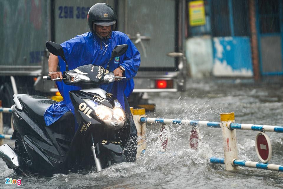 Đến 12h30 mưa vẫn nặng hạt. Ông Lê Đình Quyết, Phó phòng Dự báo Khí tượng Thủy văn khu vực Nam Bộ, cho biết từ nay đến hết tuần, rãnh áp thấp có trục đi qua Nam Trung Bộ cùng với gió mùa Tây Nam trên khu vực Nam Bộ tiếp tục hoạt động mạnh. Do đó, trời nhiều mây, có mưa rào nhiều nơi, rải rác mưa vừa và dông, có nơi mưa to đến rất to. Trong cơn dông, người dân cần đề phòng gió giật mạnh, lốc, sét.