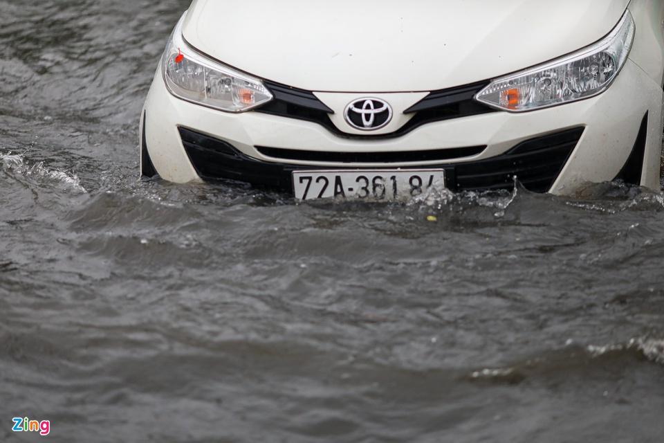 Đường Tô Ngọc Vân đoạn giao với đường ray xe lửa ở TP Thủ Đức ngập hơn nửa mét.