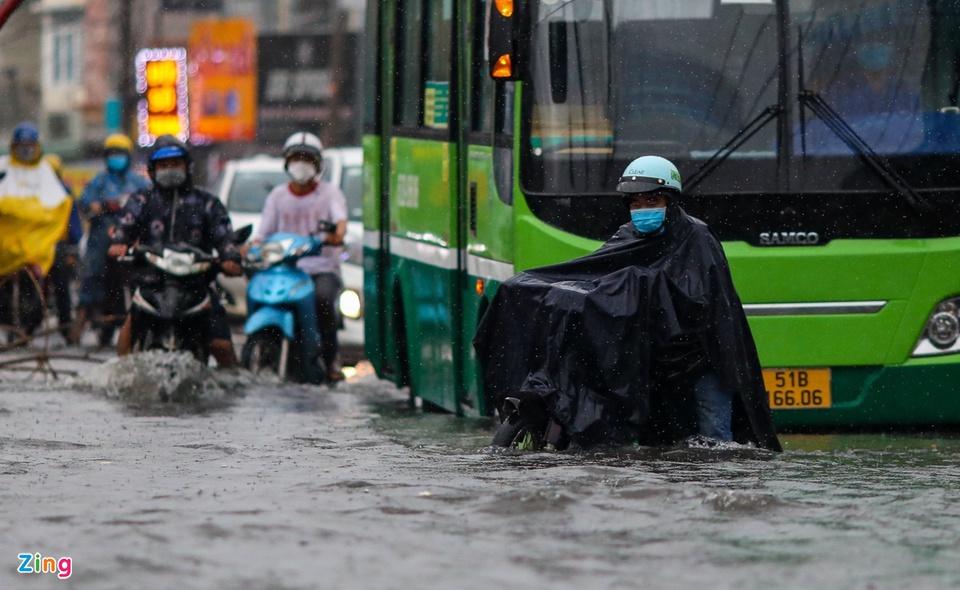 Nhiều xe đi qua đây chết máy vì nước ngập vào ống xả. Khu vực này có địa hình trũng, sâu, dù mưa nhỏ hay lớn cũng bị ngập do nước từ khắp nơi đổ về. Tình trạng này kéo dài hàng chục năm nay.