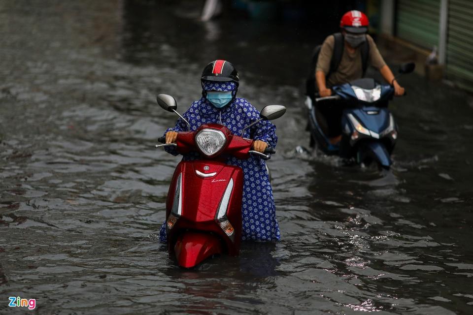 Nhiều người đi xe máy phải quay đầu tìm hướng khác.