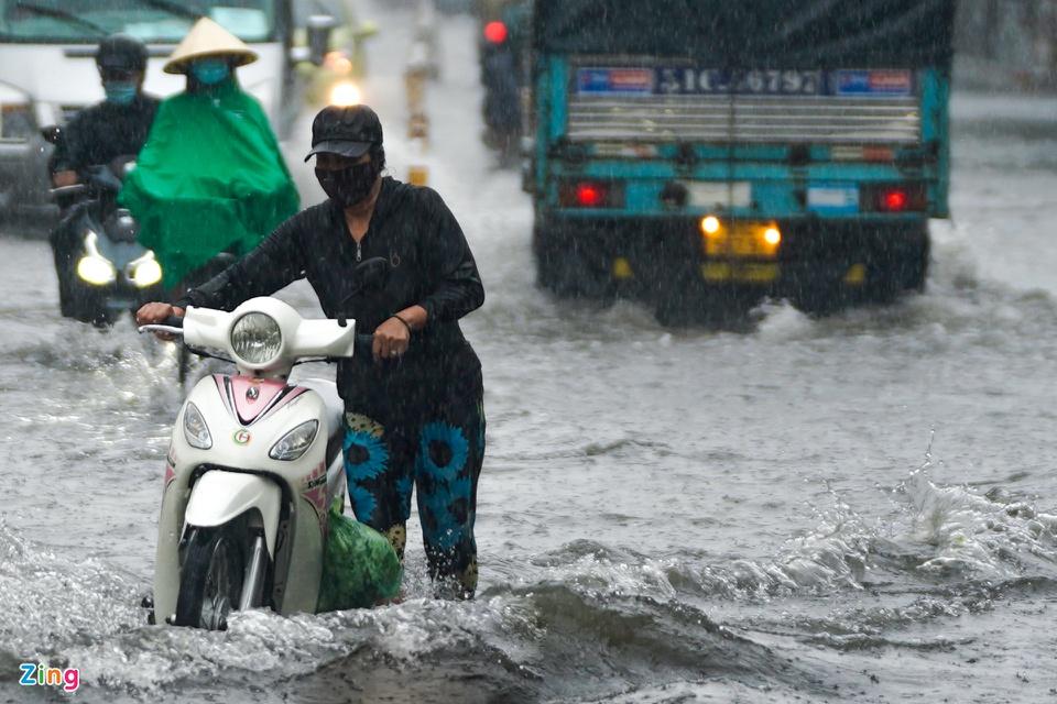 Tại đường Nguyễn Văn Khối (quận Gò Vấp), sau 30 phút mưa như trút nước, đoạn qua công viên Làng Hoa lênh láng nước.