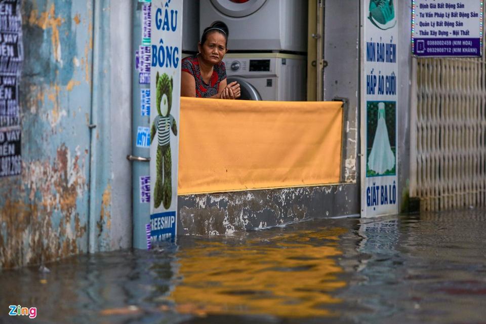 Nước lên cao khiến việc kinh doanh, buôn bán của người dân khu vực Gò Vấp gặp khó. Một số nhà dân dùng ván gỗ chắn trước cửa nhà ngăn nước dâng cao tràn vào.