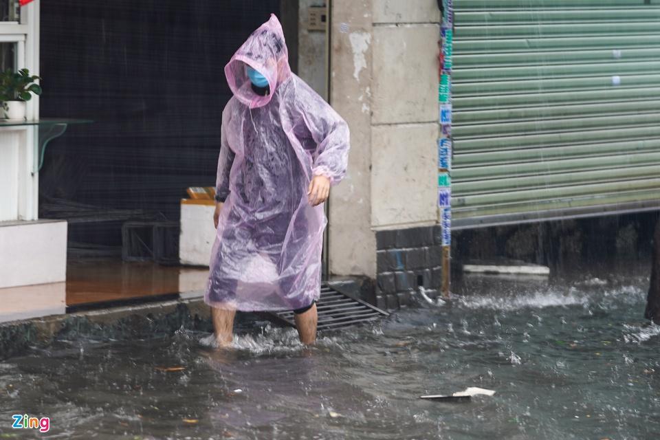 Anh Trung (30 tuổi, quận Gò Vấp) dò từng bước đi bộ tới chỗ làm. "Do công ty cách nhà không xa, tôi quyết định đi bộ để tránh hỏng xe", anh Trung cho biết.