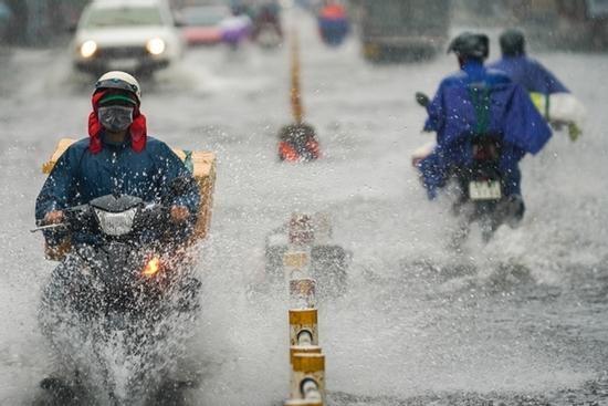 Mưa kéo dài nhiều giờ, nhiều tuyến đường ở TP.HCM bị chia cắt