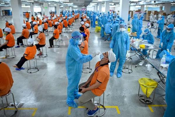 NÓNG: Hơn 300 công nhân ở Bắc Giang mắc Covid-19, Bộ Y tế họp khẩn-1