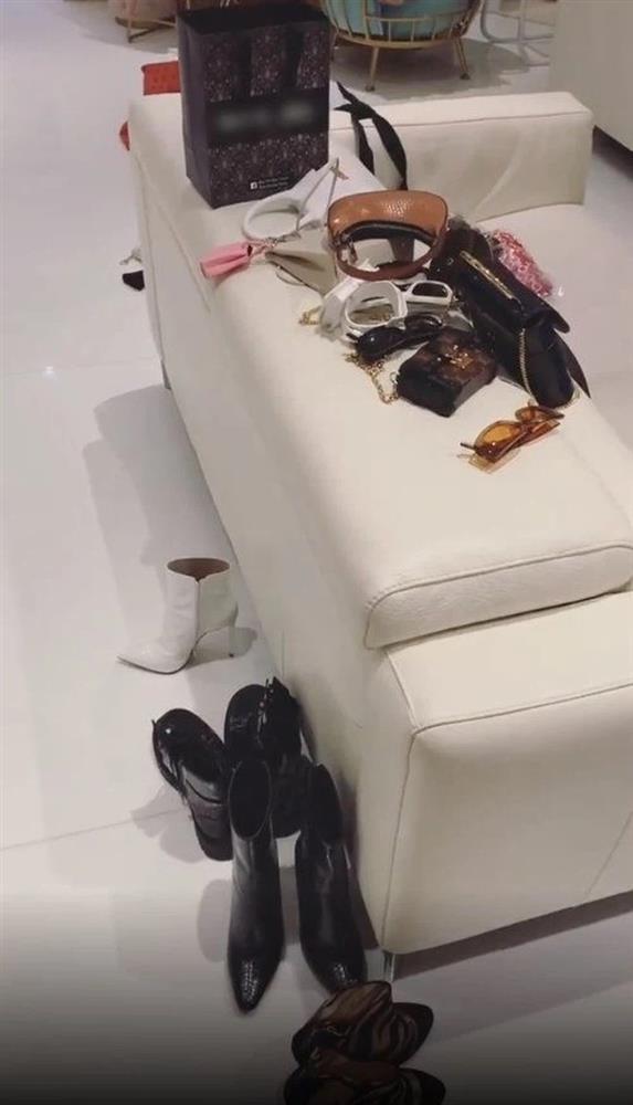 Giúp việc cho Ngọc Trinh không hề dễ thở: Dọn dẹp bãi chiến trường đồ hiệu phát ớn-5