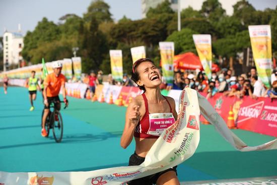 Quán quân Tiền Phong Marathon, bí mật chạy 42km không ngại nắng Tây Nguyên