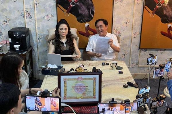 Choáng váng: Gần 300k người xem bà Phương Hằng bóc phốt showbiz-5