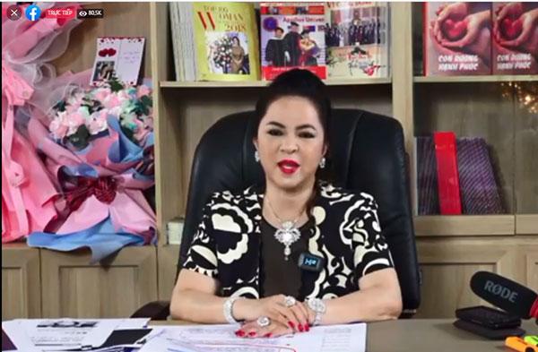 Choáng váng: Gần 300k người xem bà Phương Hằng bóc phốt showbiz-1