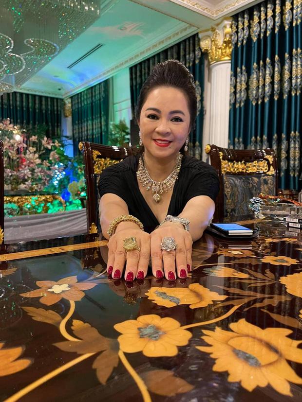 Lập kỷ lục livestream, bà Phương Hằng khoe BST trang sức kim cương hoành tráng lệ-9