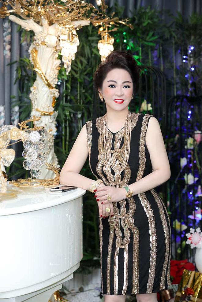 Lập kỷ lục livestream, bà Phương Hằng khoe BST trang sức kim cương hoành tráng lệ-11