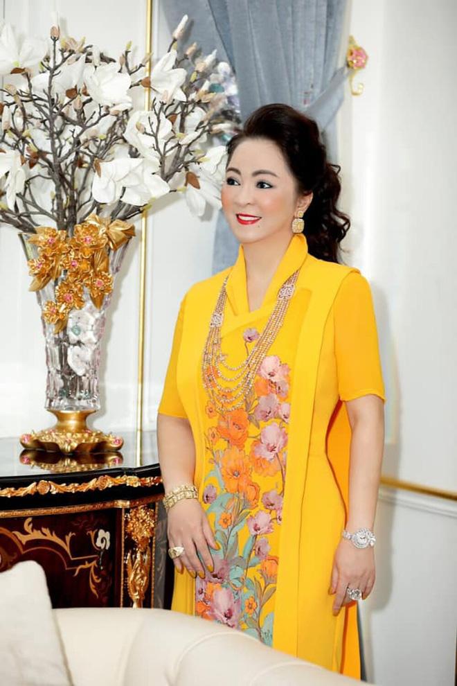 Lập kỷ lục livestream, bà Phương Hằng khoe BST trang sức kim cương hoành tráng lệ-12