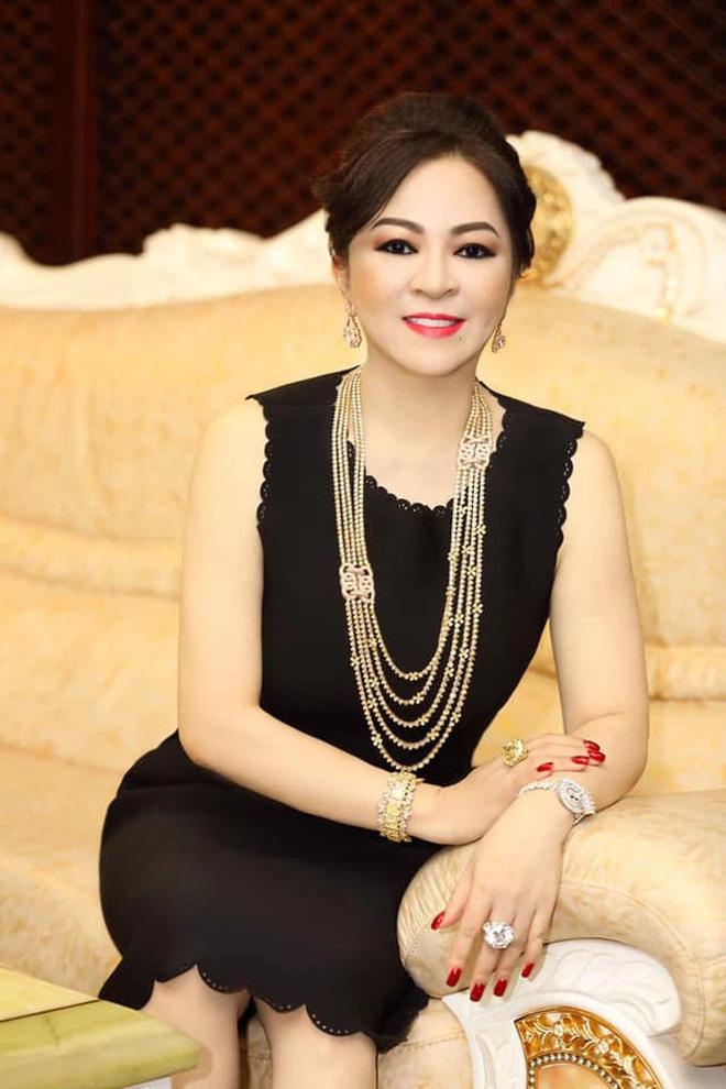 Lập kỷ lục livestream, bà Phương Hằng khoe BST trang sức kim cương hoành tráng lệ-13