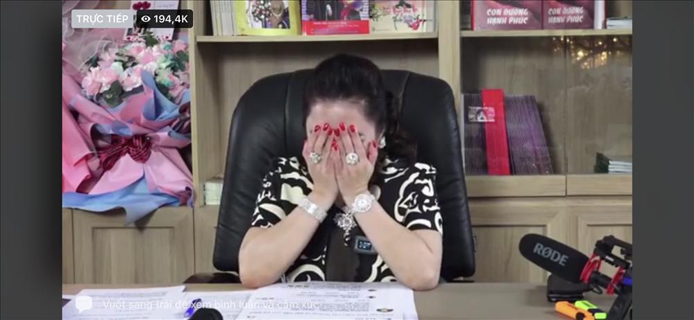 Lập kỷ lục livestream, bà Phương Hằng khoe BST trang sức kim cương hoành tráng lệ-2