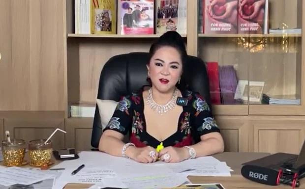 Bà Phương Hằng chuộng đồ xuyên thấu khoe vòng 1 khi livestream-3