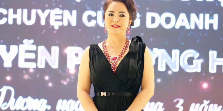 Bà Phương Hằng chuộng đồ xuyên thấu khoe vòng 1 khi livestream-10